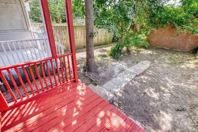 Building Photo - Newly Renovated 3 Bedroom, 1 Bathroom Townhouse