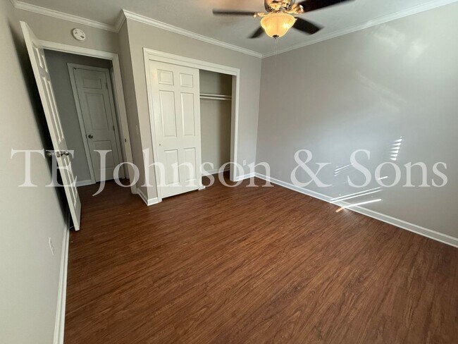 Building Photo - Modern 2-Bedroom with Granite Finishes & F...