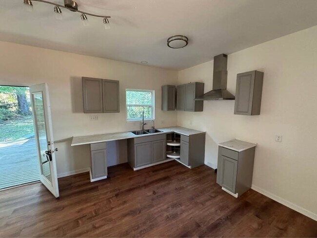 Building Photo - 14 Dellwood Dr