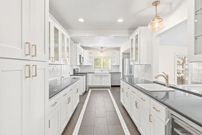 Building Photo - Charming & Spacious Single Family Home