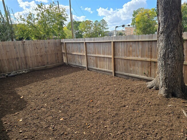 Building Photo - 2812 St Emanuel St