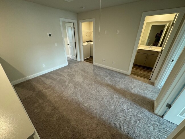 Building Photo - FOR LEASE - 3 bed, 2.5 bath, 1611 sqft tow...