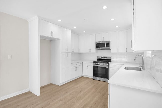 Building Photo - 3 Bedroom and 2 Bathroom Home – Close to C...