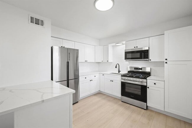 Building Photo - 806 E 13th St