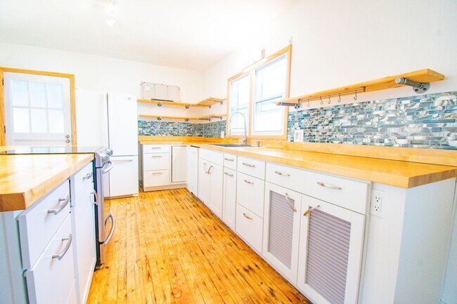 Building Photo - Available 3/27/26 - Charming Haymount 3 Bedroom 2 Bathroom Home- Pets Okay