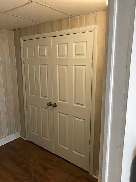 Building Photo - 6 W Shore St