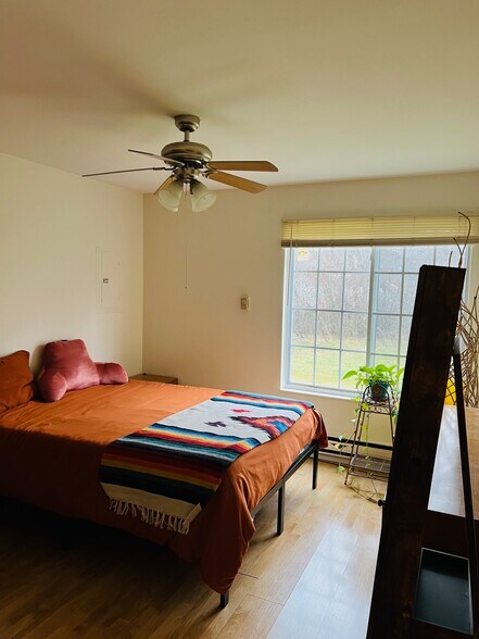 Bed room 1 - 653 Swan Dr