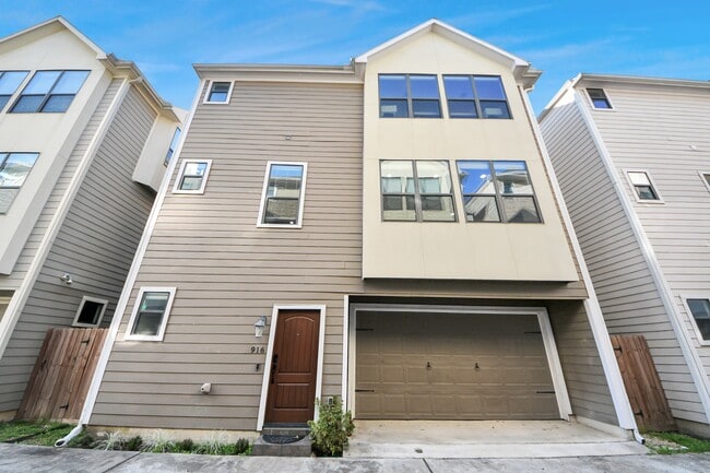 Building Photo - 916 W 20th St