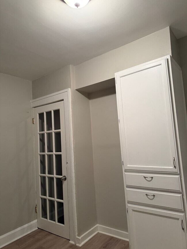 Building Photo - 861 N Drexel Ave