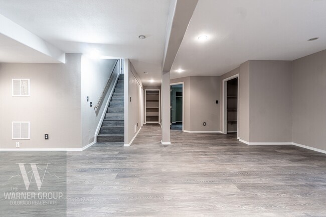 Building Photo - 3750 Oneida Ln