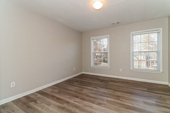 Building Photo - 227 Oakbridge Dr