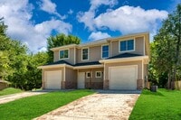 Building Photo - AVAILABLE NOW! 3 BEDROOM TRIPLEX LOCATED IN BONHAM, TEXAS!