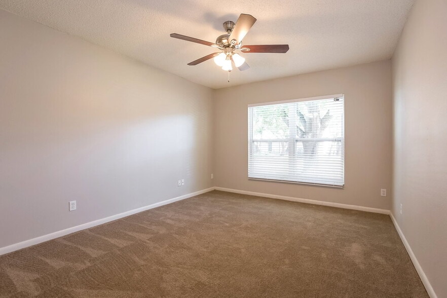 Building Photo - 318 Regal Park Dr