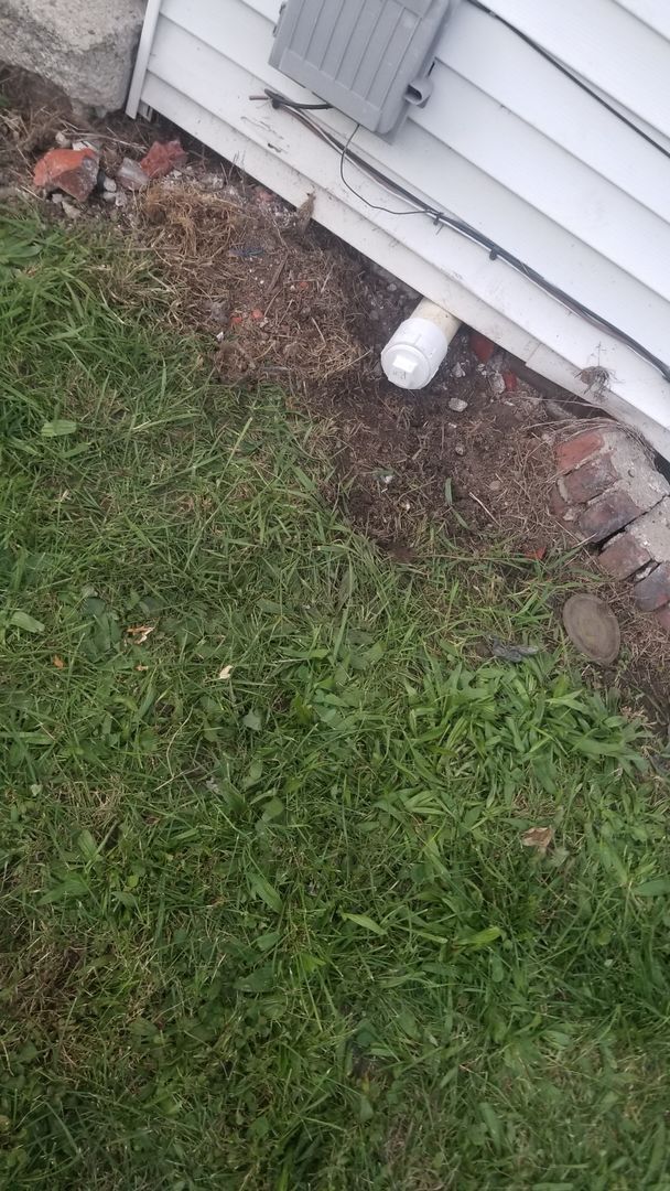 Building Photo - 3 BR 1 1/2 Bath 2 Story Available Now!