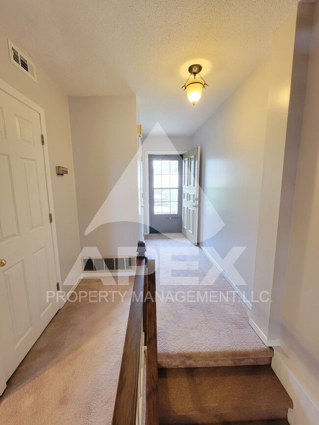 Building Photo - Beautiful 2Bd - 1.5 Bath Condo in West Kno...