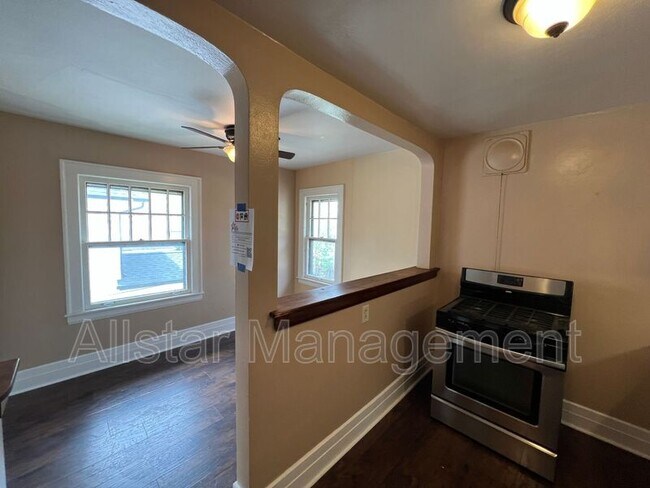 Building Photo - 411 9th St