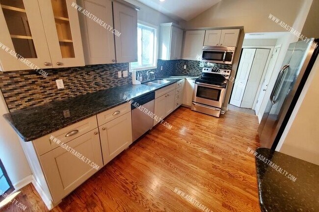 Building Photo - Beautiful Home in Mission, KS-Available NOW!!!