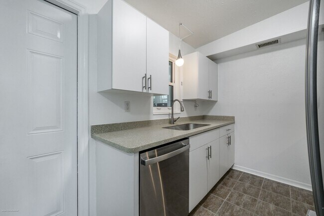 Building Photo - CLOSE TO HISTORIC DISTRICT AND PARKS