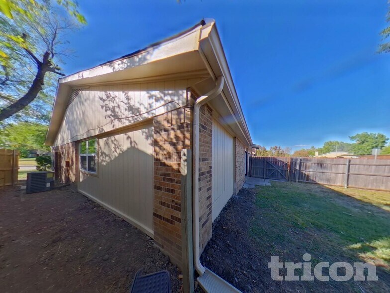 Building Photo - 1216 Grinnell Dr