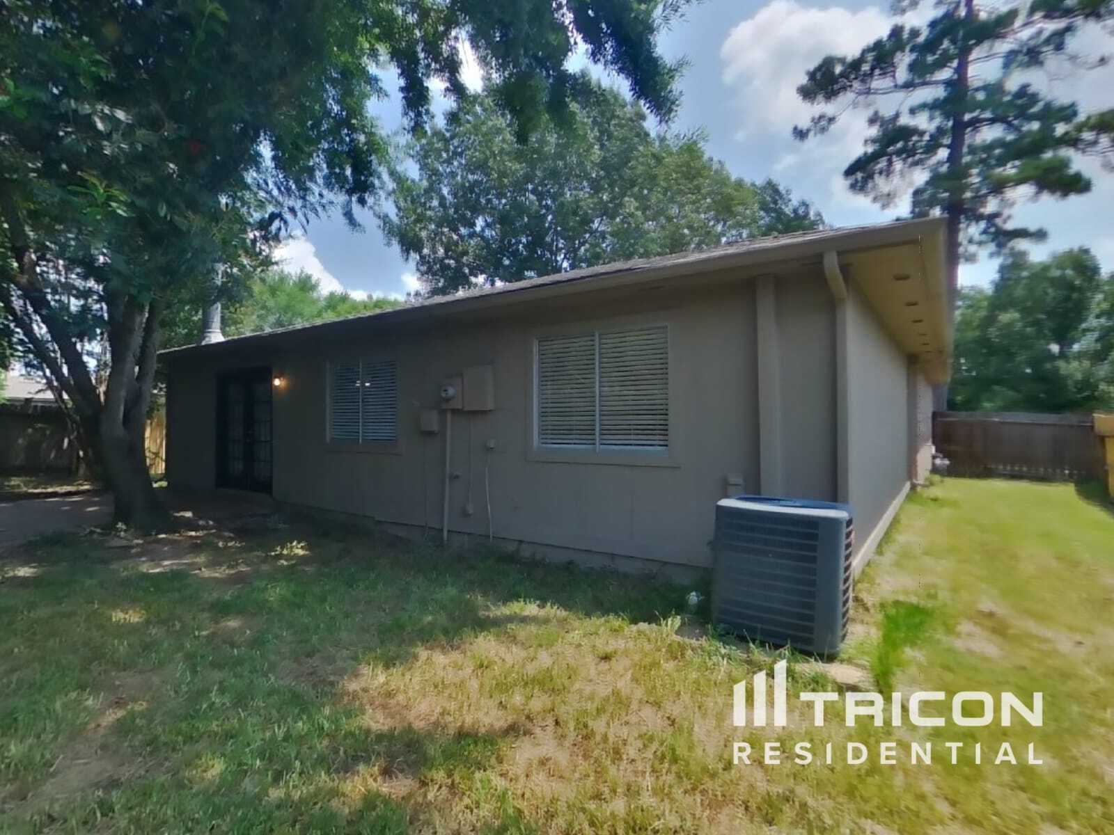 Building Photo - 20111 Bambiwoods Dr