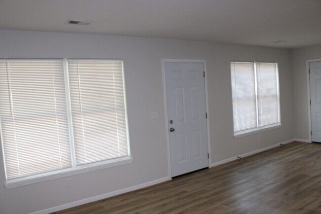 Building Photo - 3bed 1 bath in Independence - Newer Build