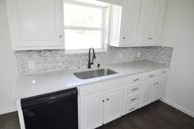 Building Photo - 132 Navajo Dr