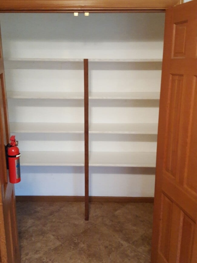 Building Photo - University Place 2bd 2bth, with bonus/office, $2,995 includes yard care and utilities other than ...