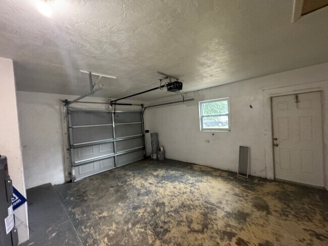 Building Photo - Lovely 3 Bedroom, 2 Bathroom Home in the Heart of Deltona!!