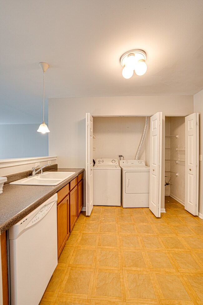 Building Photo - 2427 Stoughton Cir