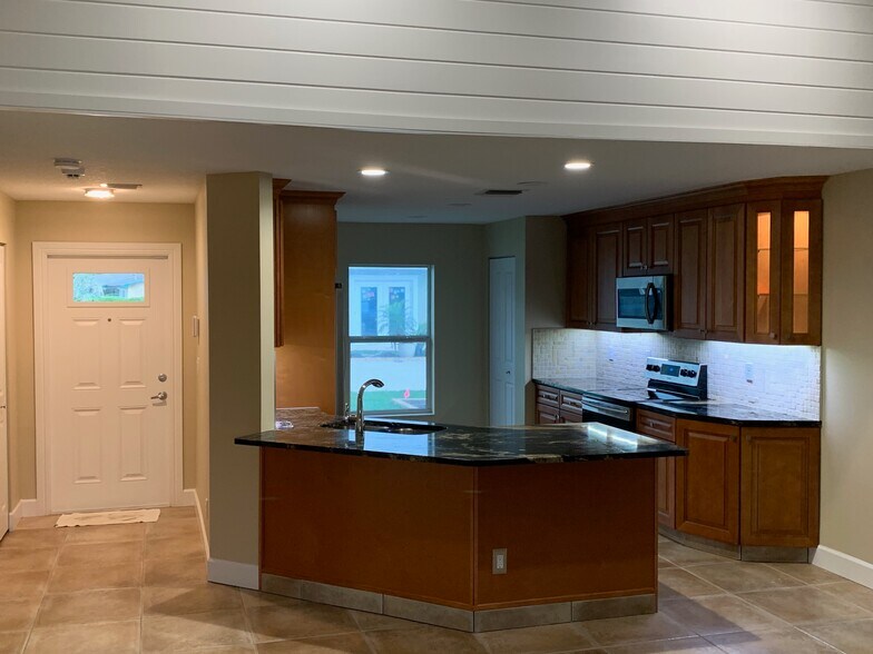 Building Photo - 926 NW Spruce Ridge Dr