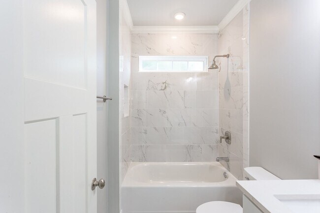 Building Photo - Beautiful & Updated Ridgedale Home!