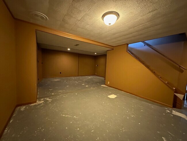Building Photo - Spacious 2BR \2.5BA With Pool !