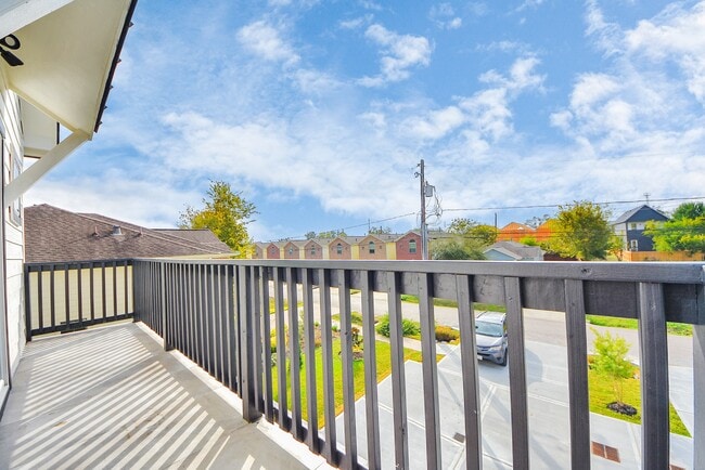 Building Photo - 611 E 39th St