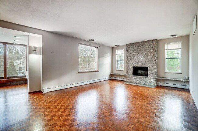 Building Photo - 2881 Observatory Ave