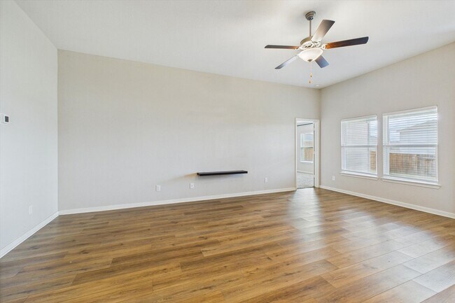 Building Photo - Stunning 4 bedrooms 2 baths single-story h...