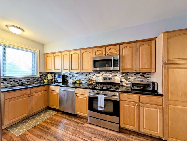 Beautiful full kitchen, with a Ninja Foodie 8 in 1 Air Fry Oven for your convenience. Toasts bread, - 3123 W 55th Ave