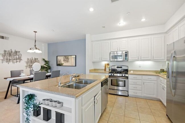 Building Photo - Gorgeous 2 Bed 2 Bath Dublin Townhome with Amenities! Centrally Located!