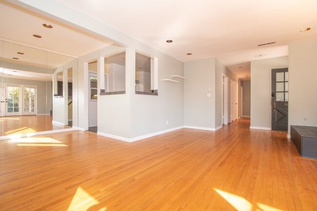 Building Photo - Charming 3 Bed/2 Bath Home in Bird Rock/ La Jolla- 1 Block from the Ocean!