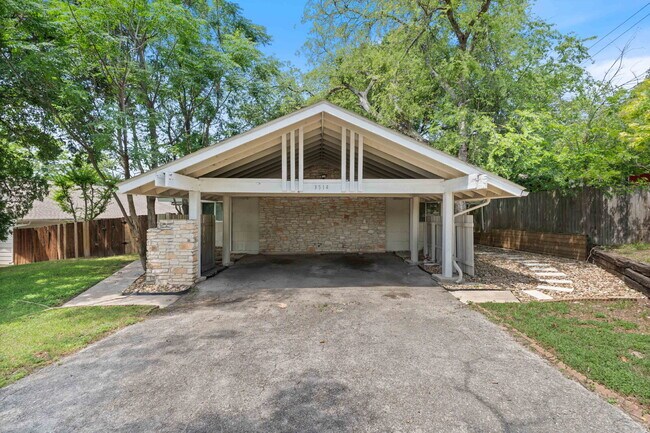 Primary Photo - "Charming 2-Bedroom Retreat in Vibrant Aus...