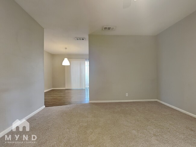 Building Photo - 1010 N Meadows Dr