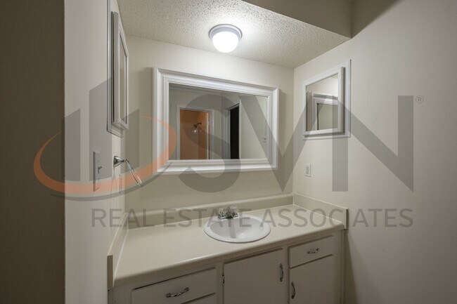 Building Photo - Spacious 2BR, 2BA Condo in Desirable Chapel Hill Community