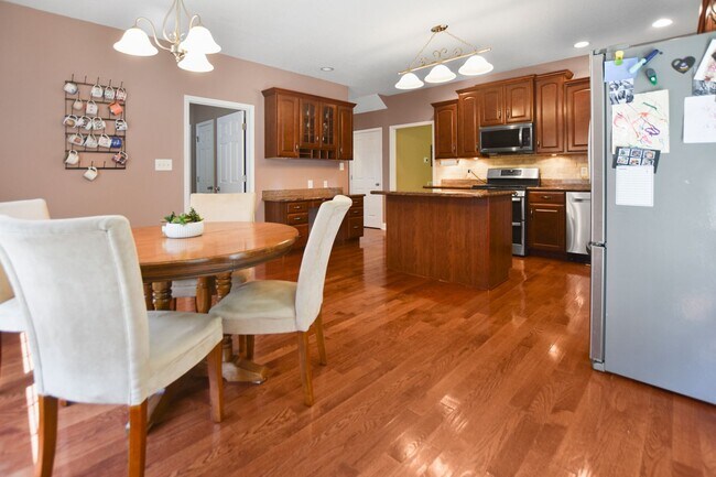 Building Photo - Pet Friendly Four Bedroom with Bonus!