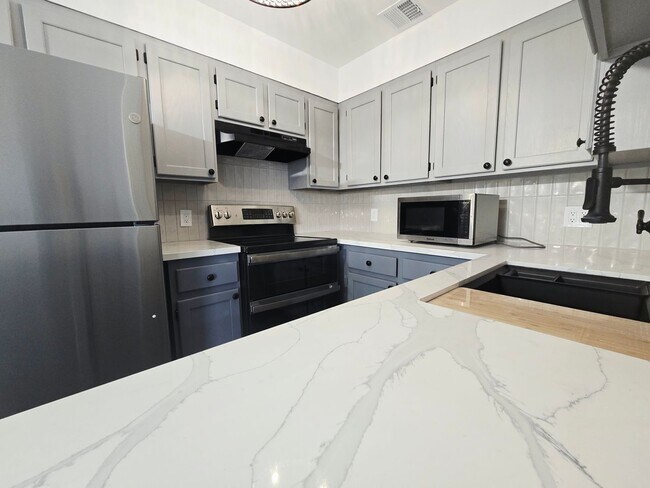 Building Photo - 1833 Plum Ct