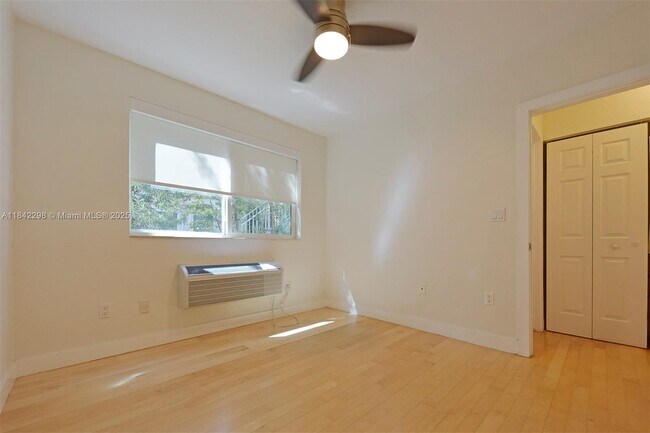 Building Photo - 7171 Bay Dr