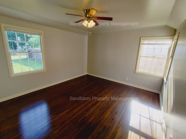 Building Photo - FOR LEASE | Tulsa | $1000 Rent | 2 Bed, 1 ...