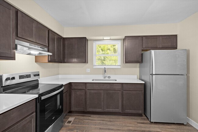 Building Photo - 8 Manor Dr