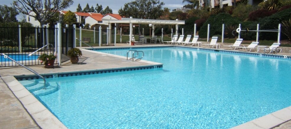 Community amenties...pool, spa, sauna and club house - 916 Caminito Estrada