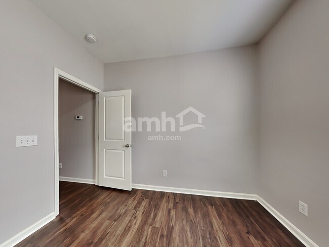 Building Photo - 621 English Oak Cir