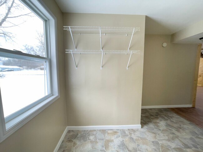 Building Photo - 2 Bedroom/ 1 Bathroom Home with Washer & Dryer Hook-ups! Large Deck! Nice Yard!