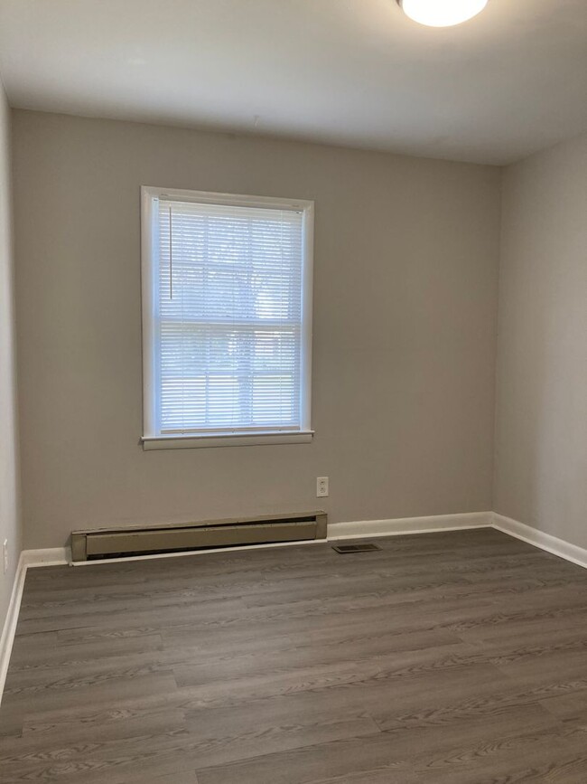 Building Photo - 3 Bedroom Brick Ranch in East Charlotte Fo...